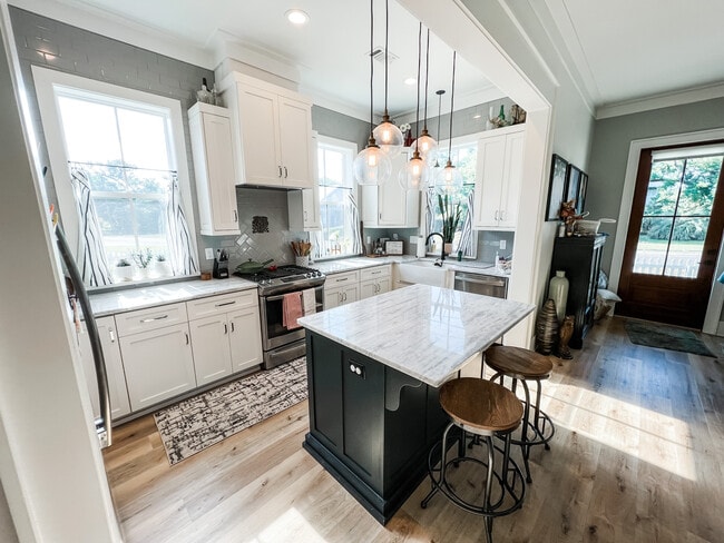 Building Photo - 764 E 2nd St