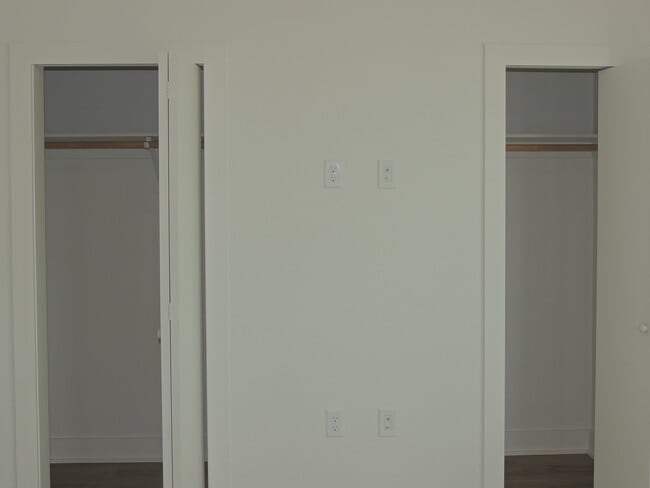 Building Photo - 600 Lawrence Ave