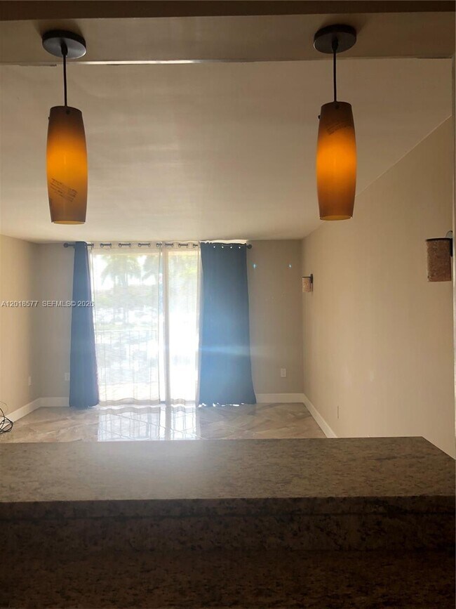 Building Photo - 9350 Fontainebleau Blvd