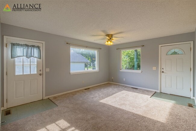 Building Photo - Spacious Rooms & Newer Carpet ~ Close to D...