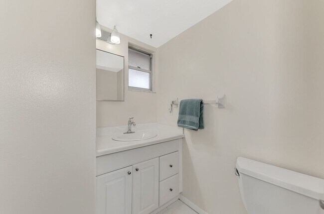 Building Photo - BEAULTIFUL 1 BEDROOM, 1 BATHROOM CONDO LOC...
