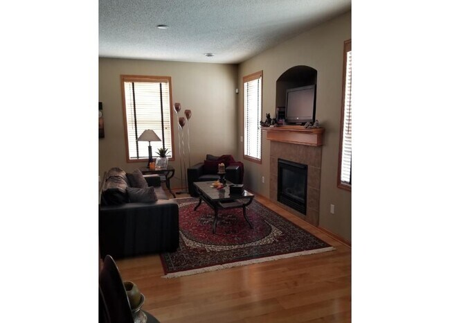Building Photo - End-Unit Townhome *3Bd*2.5Ba plus loft*1767sqft. Community Pool! Available July 1st!