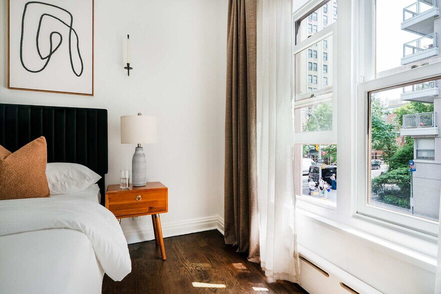 Building Photo - 10 5th Ave