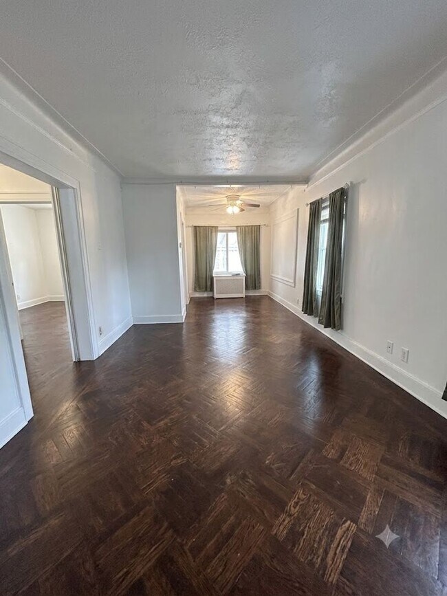 Building Photo - 4-Bedroom, 1-Bathroom Residence w/ Washer and Dryer