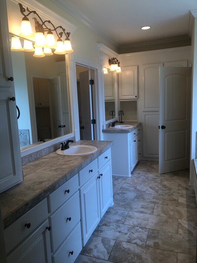 Building Photo - 265 Fieldstone Ln