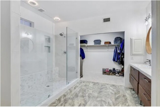 Building Photo - 8925 Lakewood Dr