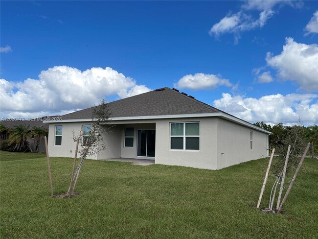 Building Photo - 455 Londrina Dr