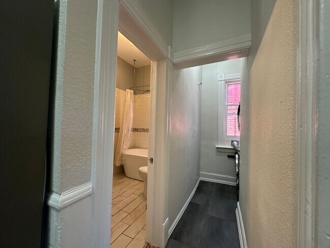 Building Photo - 3 Bedroom 2 Full Bath Renovated Single Fam...