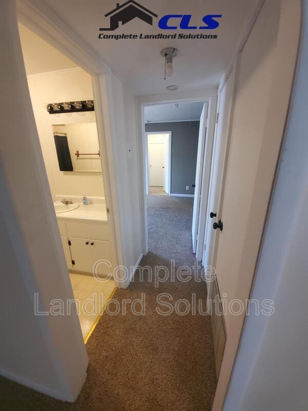Building Photo - 824 E Harris St
