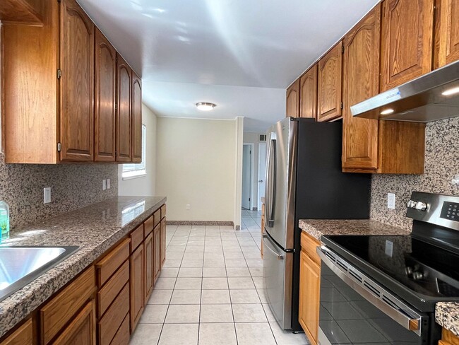 Building Photo - Beautiful 3 bedroom, 2 bathroom home in du...