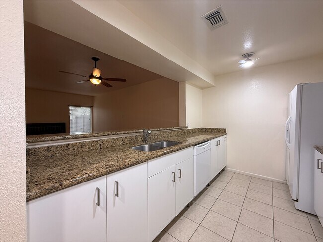 Building Photo - 1629 S Kirkwood Rd