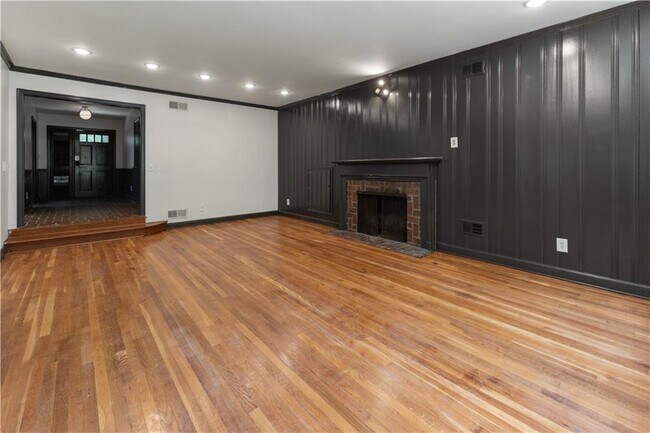Building Photo - 3757 Peachtree Dunwoody Rd
