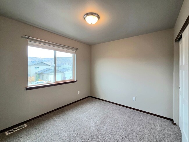 Building Photo - 3-Bed, 2.5-Bath Townhome w/ 2-Car Garage! *Eastmont School District*