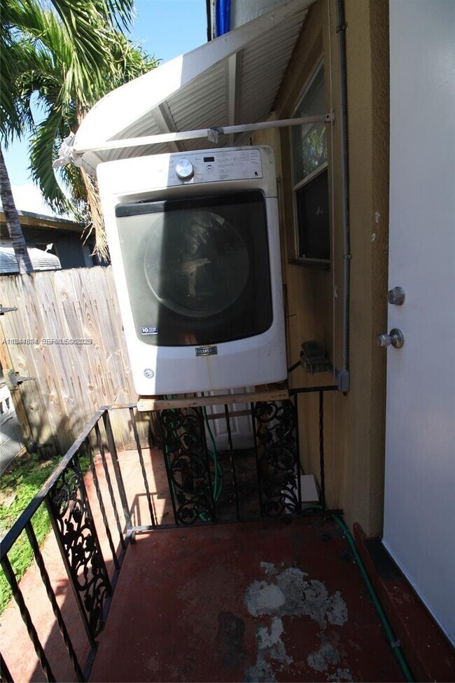 Building Photo - 317 SE 2nd St