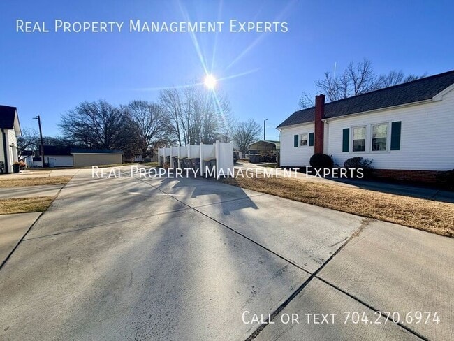 Building Photo - 269 W G St