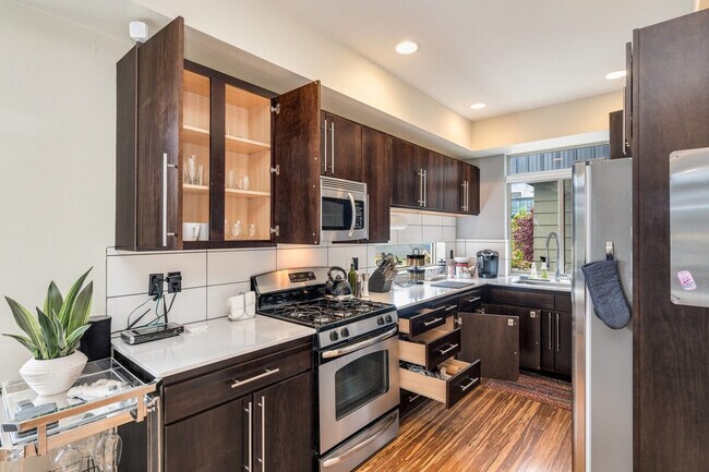 Building Photo - 1220 E Columbia St