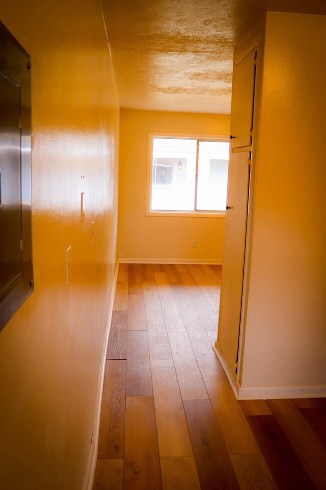 Building Photo - 2 BED 1 BATH 690 SQFT APT UNIT