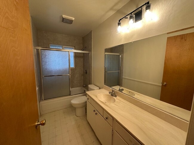 Building Photo - Charming Cascade Shores Retreat 2/1 1,000 ...