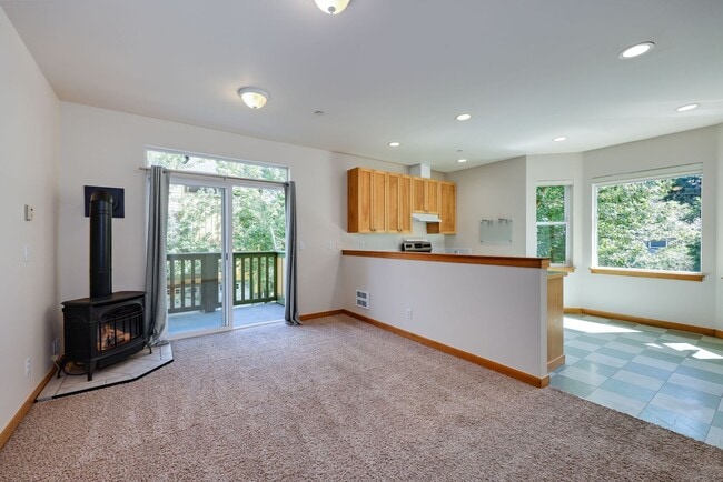 Building Photo - August Rent 50% Off  - Courtyards Condominium unit in Town