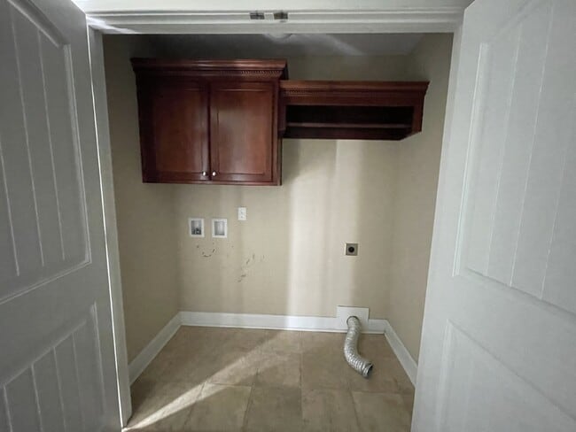 Building Photo - Home For Rent