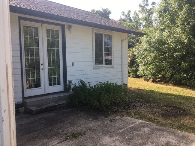 Building Photo - 6 Bedroom 2 bath House Close to Campus