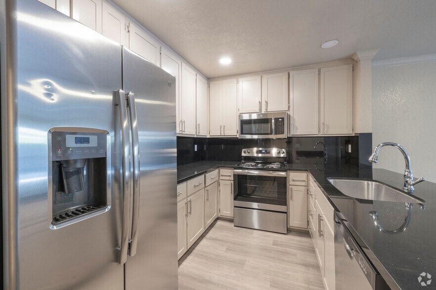 2BR, 2.5BA - 1,330 SF - Kitchen - Quailwood Apartments