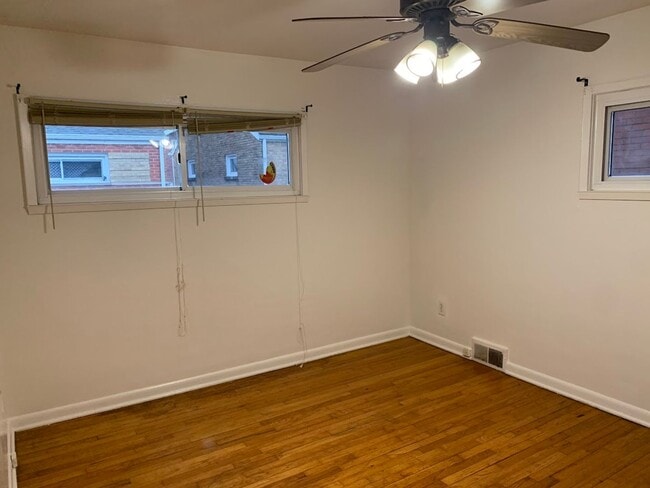 Building Photo - Two story townhouse