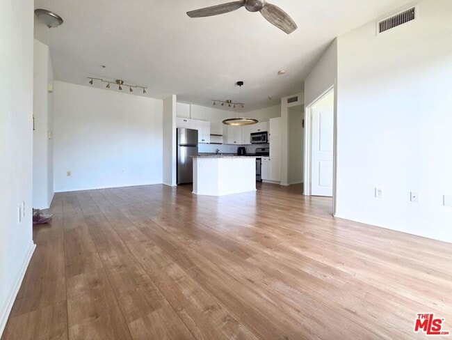 Building Photo - 100 S Alameda St