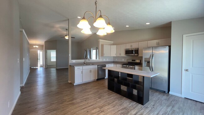 Building Photo - Hawthorne Lake…3 Bedroom 2 Bath