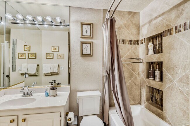 Building Photo - Furnished LVCC Beauty