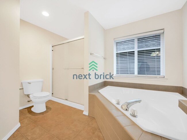 Building Photo - Charming 4 Bed 2.5 Bath for Rent!