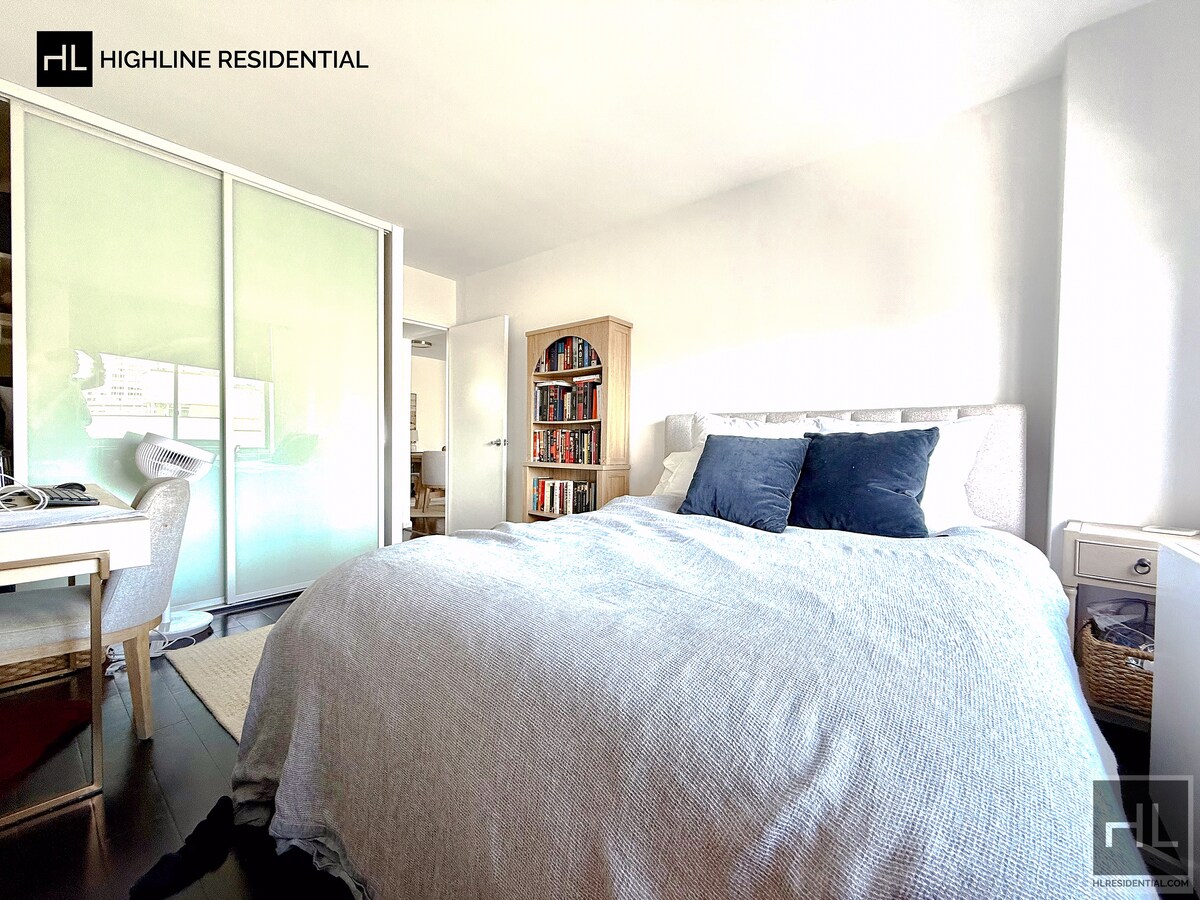 Building Photo - 220 E 65th St