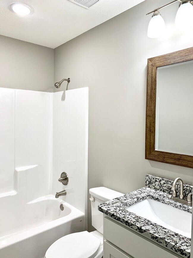 Building Photo - 264 Wolf Den Dr