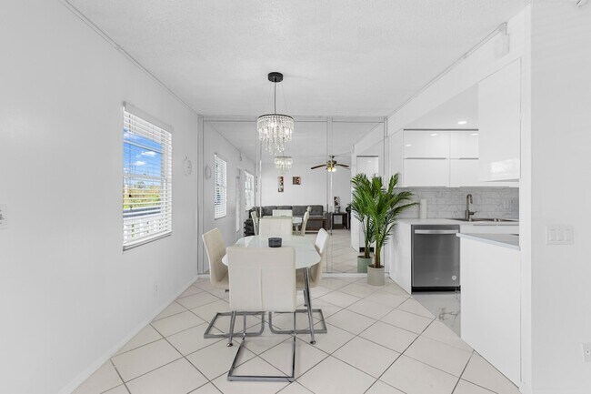 Building Photo - 3028 Harwood D
