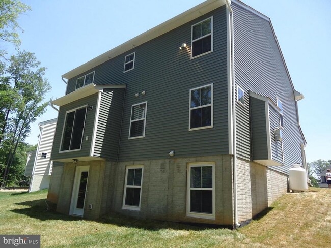 Building Photo - 10302 Bluebird Ct