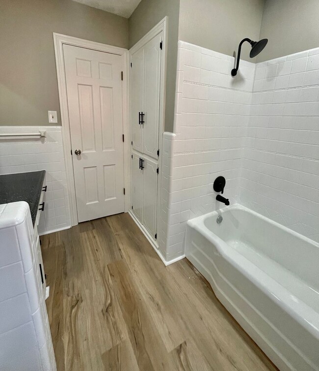 Building Photo - Gorgeous! Completely Remodeled 3/2/2 in Ba...