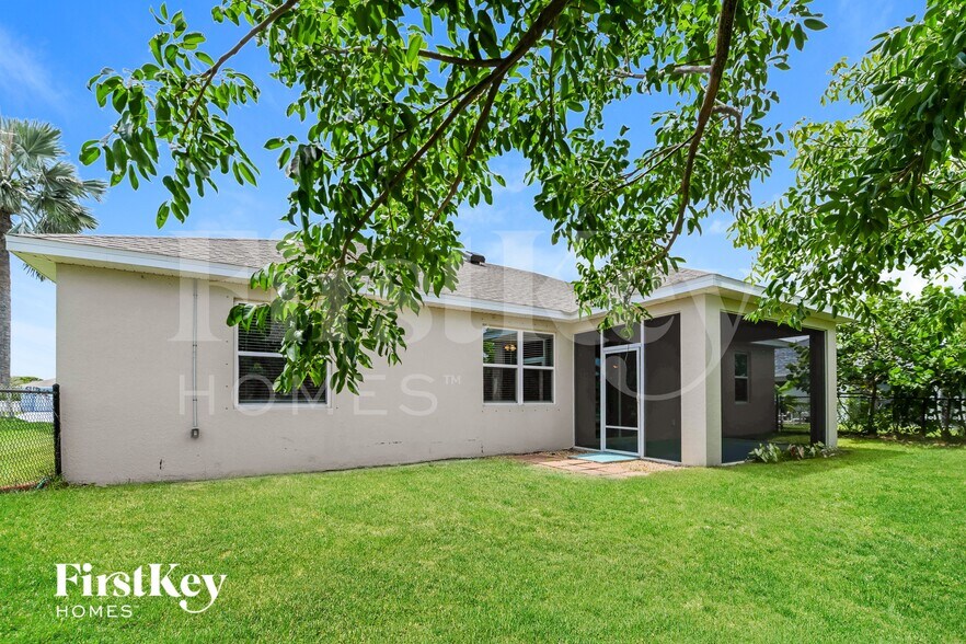 Building Photo - 3311 SW 8th Ct