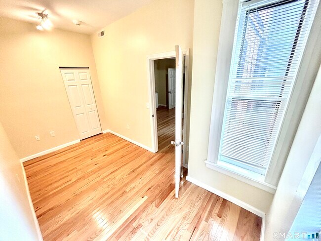 Building Photo - 135 W Main St