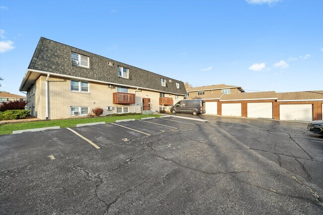 Building Photo - 609 E 3rd St