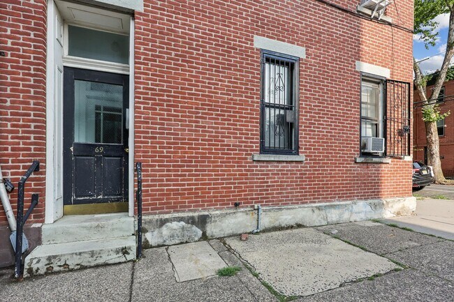 Building Photo - 69 Erie St