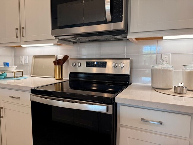 Building Photo - FULLY FURNISHED 3 BED 2.5 BATH 2 CAR GARAG...