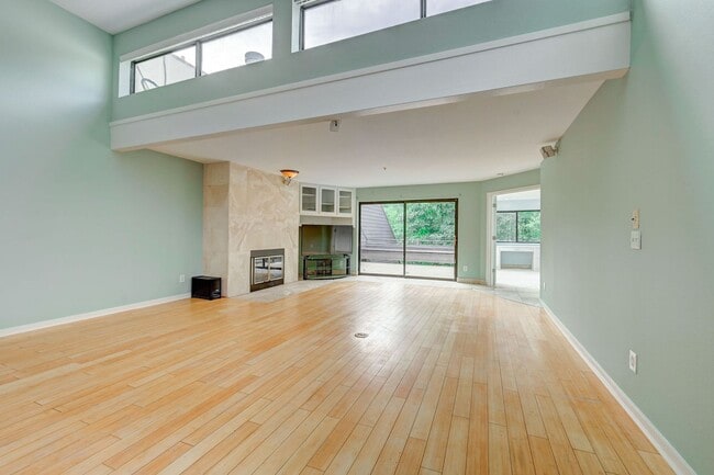 Building Photo - Downtown 3bed/3 bath w/2-car garage - $4500