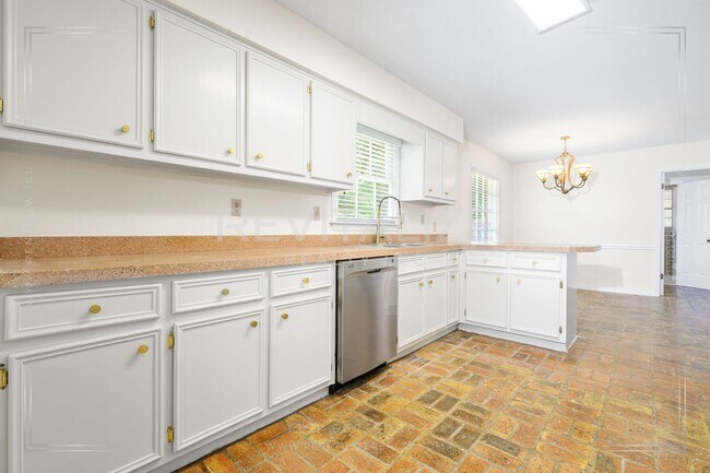 Building Photo - Spacious 4BR/2.5BA West Mobile Home – Room to Grow in a Convenient Location!