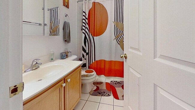Building Photo - Third Floor Lincoln Park 3 Bed 2 Bath