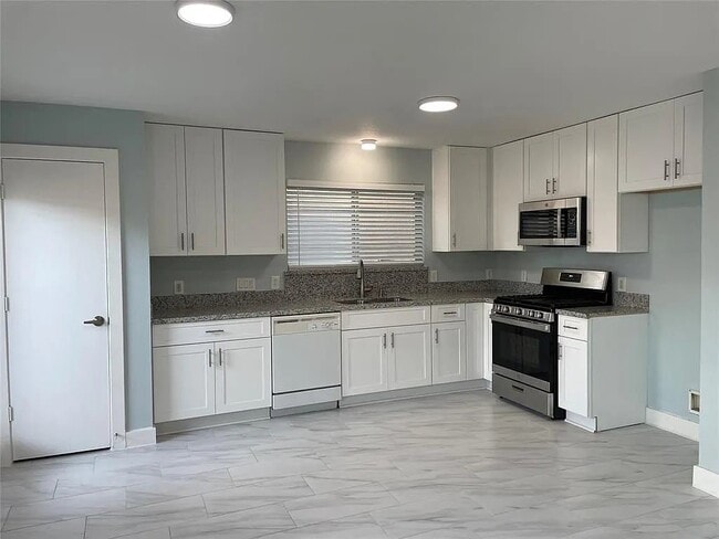 Building Photo - 6310 Hall Pond Ct