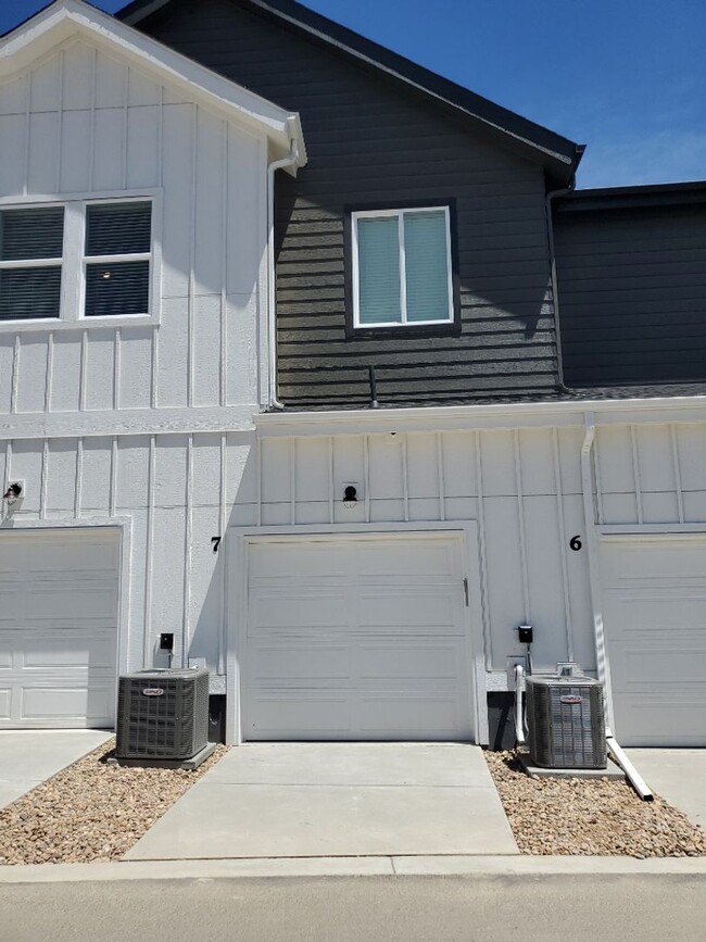 Building Photo - Fort Collins Brand New 2 Bed / 2 Bath 1st ...