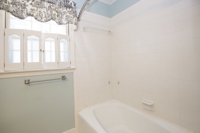 Building Photo - Retro Ranch only minutes from downtown Sou...