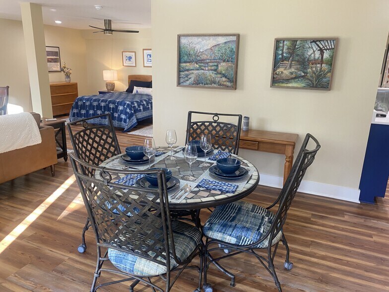 dining area - 402 Timber Ln