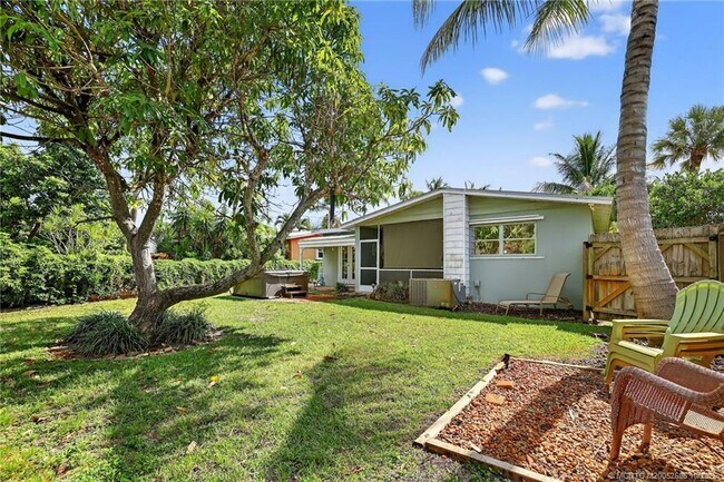 Building Photo - 262 SE Monterey Ave