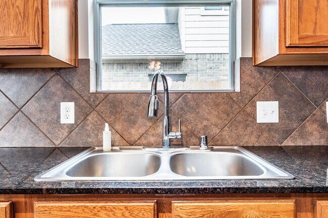 Building Photo - 913 Boxelder Pointe